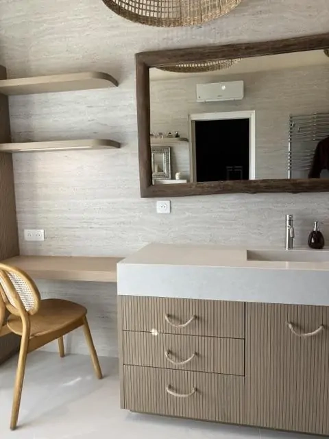 Meuble de salle de bain en chêne cannelé